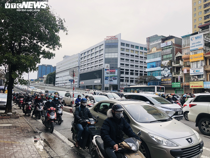 Ảnh: Trời tạnh ráo, người Hà Nội vẫn mặc áo mưa tránh cái rét thấu xương - 8