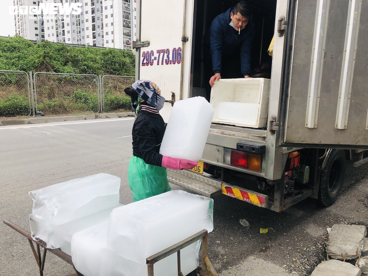 Người phụ nữ mỗi ngày bê 3 tấn đá lạnh, tay tê bì, đỏ ửng trong cái rét 8 độ C - 3