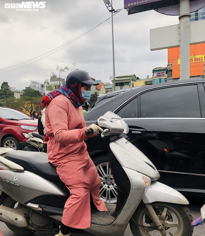 Ảnh: Trời tạnh ráo, người Hà Nội vẫn mặc áo mưa tránh cái rét thấu xương - 4