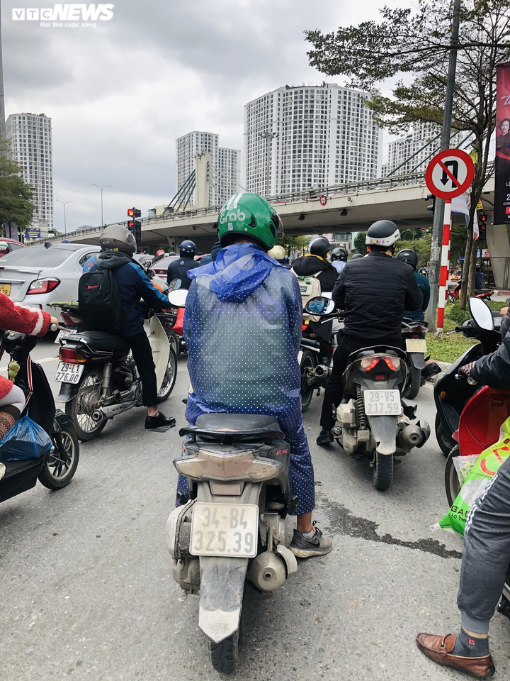 Ảnh: Trời tạnh ráo, người Hà Nội vẫn mặc áo mưa tránh cái rét thấu xương - 5