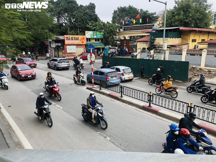 Ảnh: Trời tạnh ráo, người Hà Nội vẫn mặc áo mưa tránh cái rét thấu xương - 9