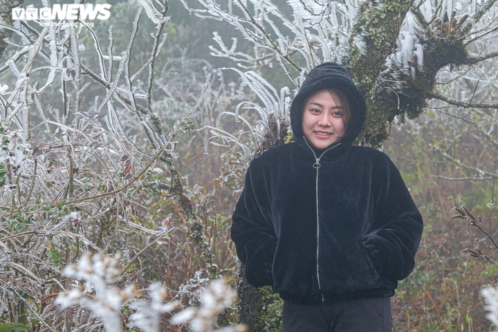 Ảnh: Băng tuyết phủ trắng xóa núi đồi, xã biên giới ở Lào Cai đẹp như trời Tây - 7