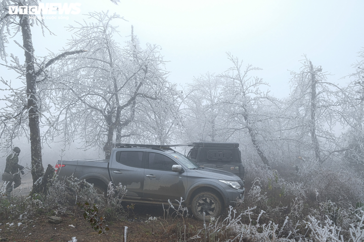 Ảnh: Băng tuyết phủ trắng xóa núi đồi, xã biên giới ở Lào Cai đẹp như trời Tây - 9