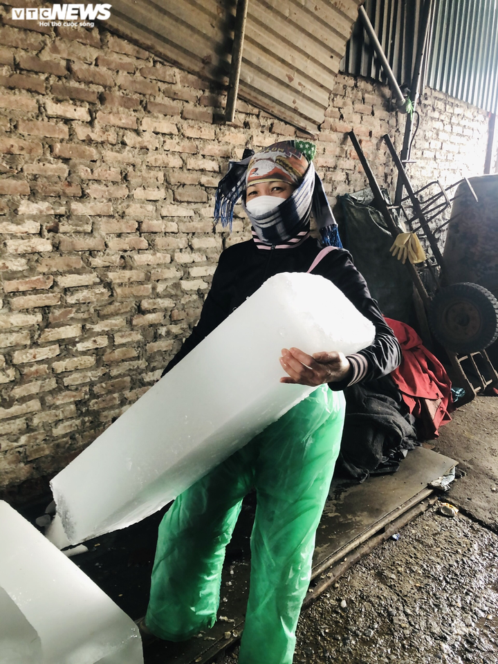 Người phụ nữ mỗi ngày bê 3 tấn đá lạnh, tay tê bì, đỏ ửng trong cái rét 8 độ C - 1