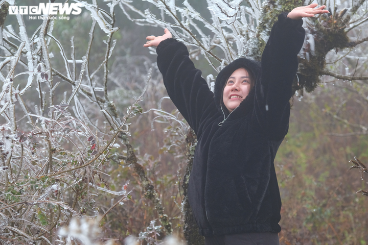 Ảnh: Du khách háo hức dựng lều săn tuyết tại thôn cao nhất Lào Cai - 8