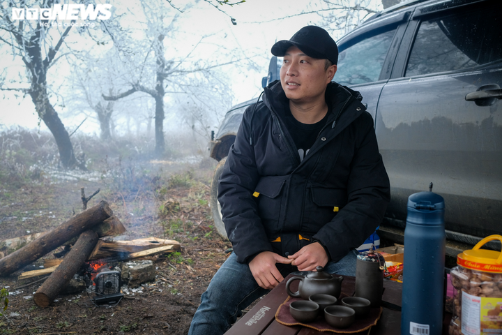 Ảnh: Du khách háo hức dựng lều săn tuyết tại thôn cao nhất Lào Cai - 3