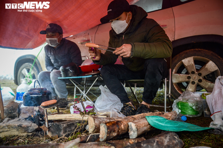 Ảnh: Du khách háo hức dựng lều săn tuyết tại thôn cao nhất Lào Cai - 6