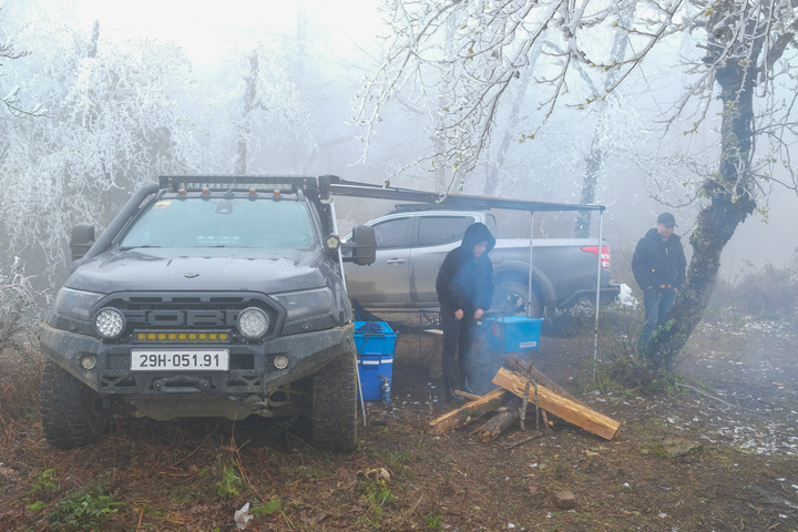 Ảnh: Du khách háo hức dựng lều săn tuyết tại thôn cao nhất Lào Cai - 2