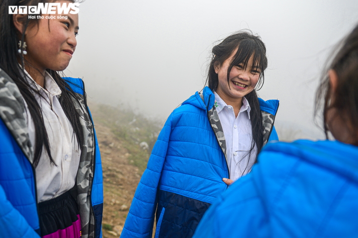 Ảnh: Du khách háo hức dựng lều săn tuyết tại thôn cao nhất Lào Cai - 10