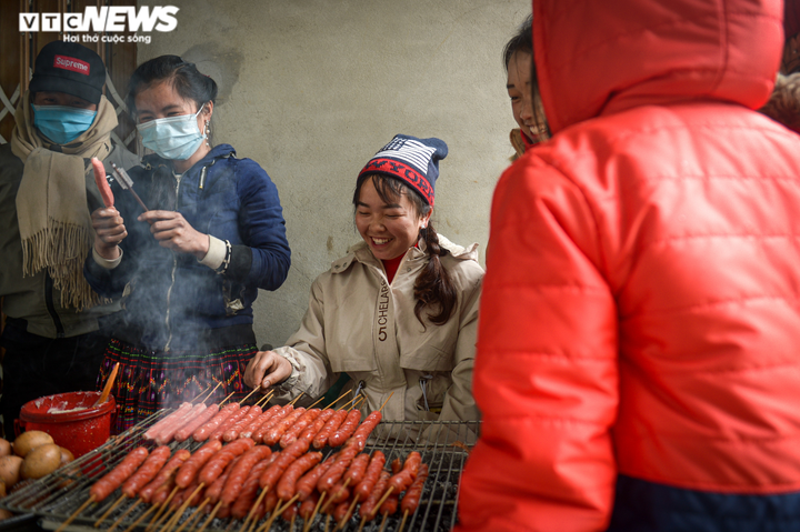 Ảnh: Du khách háo hức dựng lều săn tuyết tại thôn cao nhất Lào Cai - 9