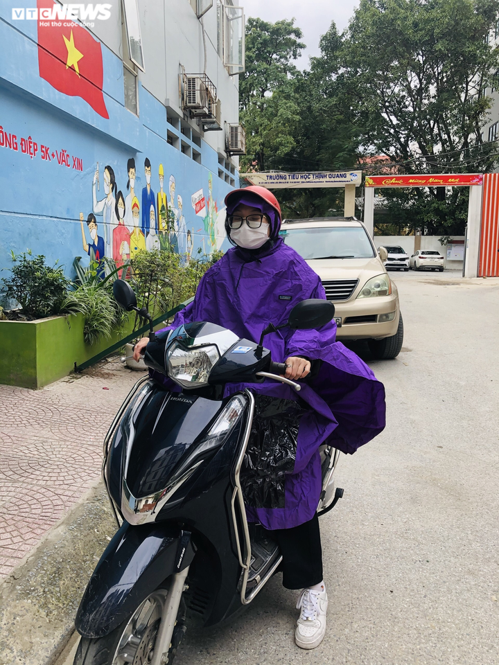 Ảnh: Trời tạnh ráo, người Hà Nội vẫn mặc áo mưa tránh cái rét thấu xương - 7