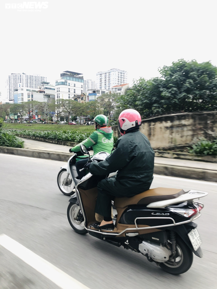 Ảnh: Trời tạnh ráo, người Hà Nội vẫn mặc áo mưa tránh cái rét thấu xương - 3