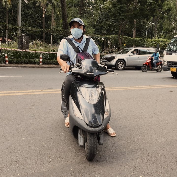 Bắt gặp sao Việt vi vu xe máy: Không hào nhoáng xa hoa, chỉ thấy bình dị gần gũi - 1