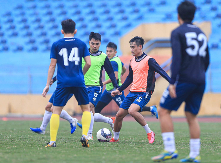 Hết chấn thương, bao giờ Văn Hậu trở lại thi đấu? - 2