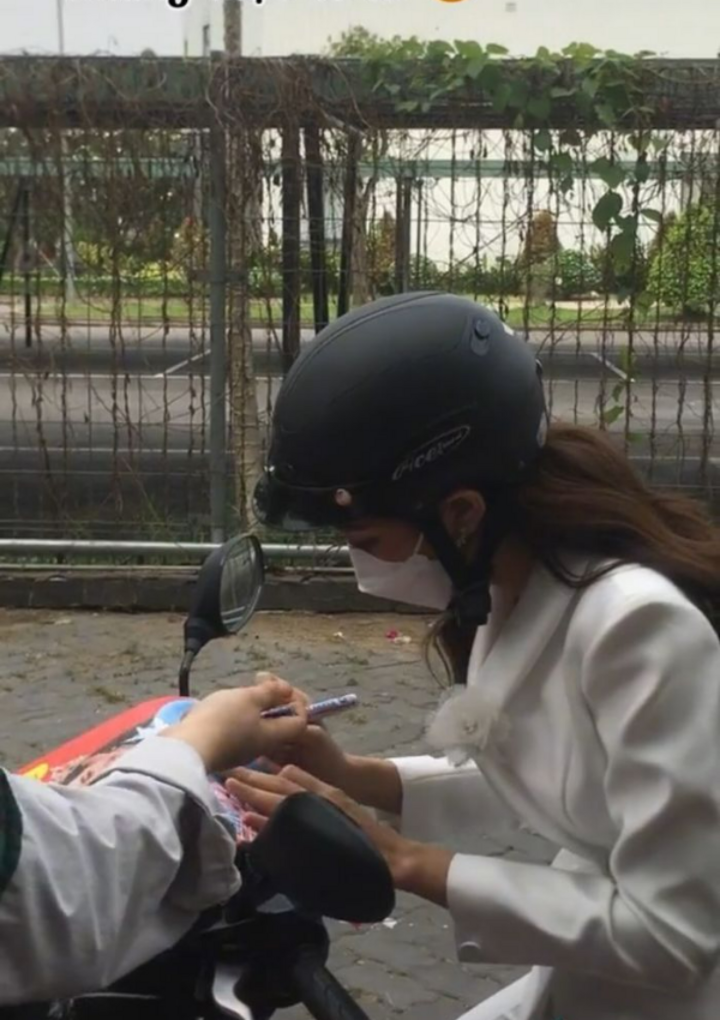 Hoa hậu Thùy Tiên dùng xe máy chở trợ lý đi dự sự kiện - 2