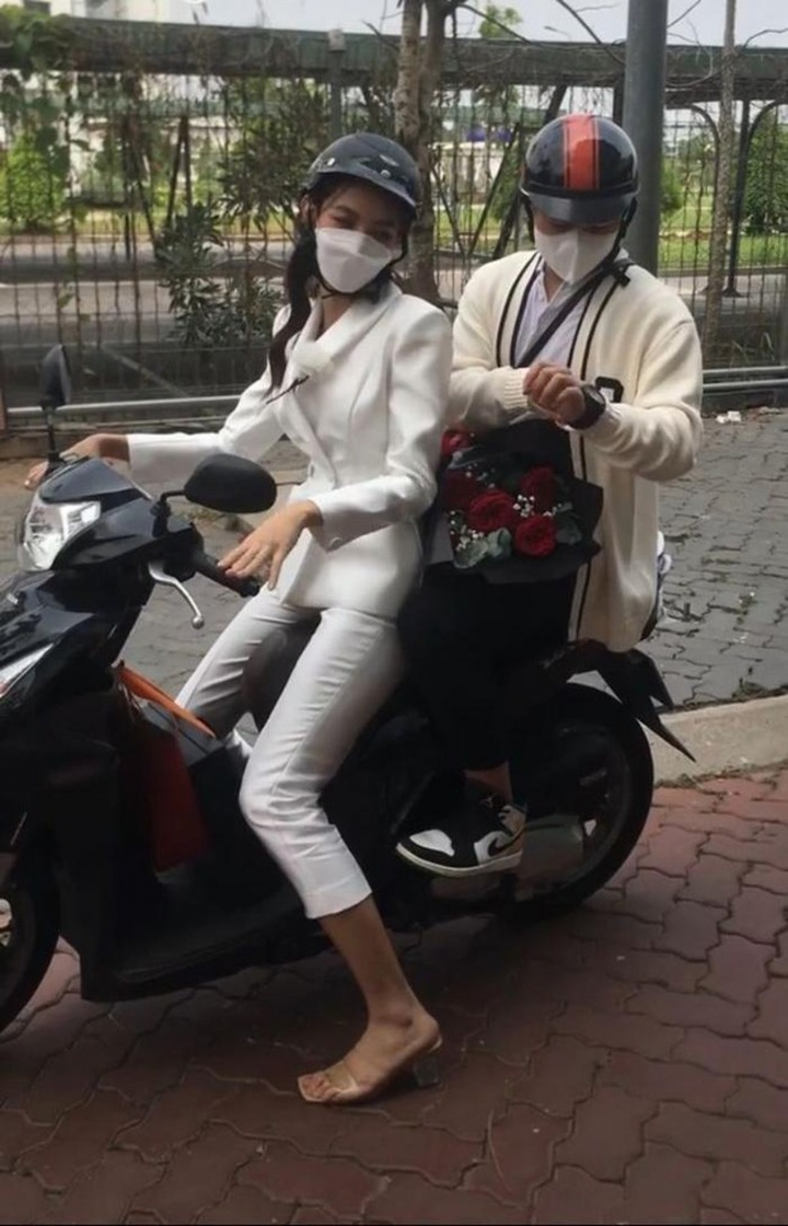 Hoa hậu Thùy Tiên dùng xe máy chở trợ lý đi dự sự kiện - 1