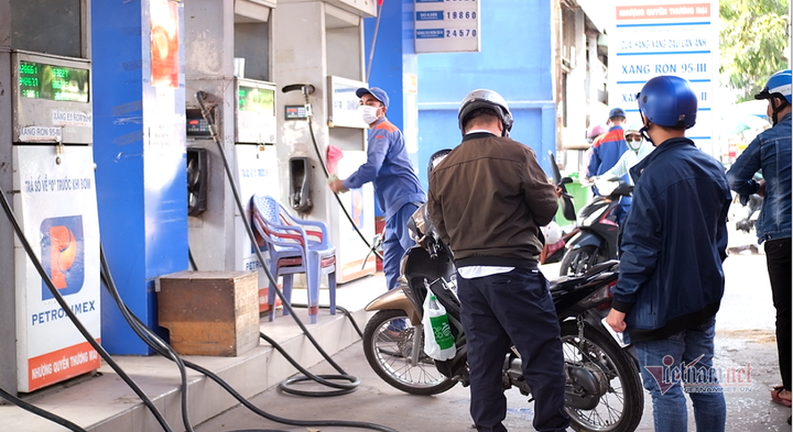PGĐ Sở Công Thương TP.HCM: 'Bán xăng 30 nghìn/lần, sẽ bị lập biên bản nhắc nhở' - 1