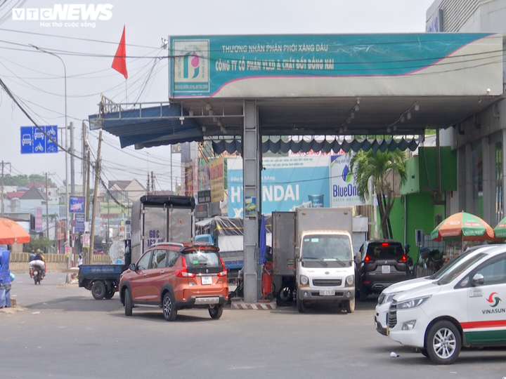 Đồng Nai: Nhiều cây xăng bán cầm chừng, mỗi lần chỉ bán 30.000-50.000 đồng - 2