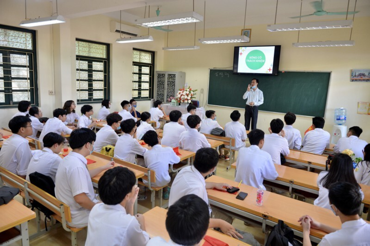 Dạy học trực tiếp kết hợp trực tuyến: Giáo viên quay cuồng, học sinh mệt nhoài - 2