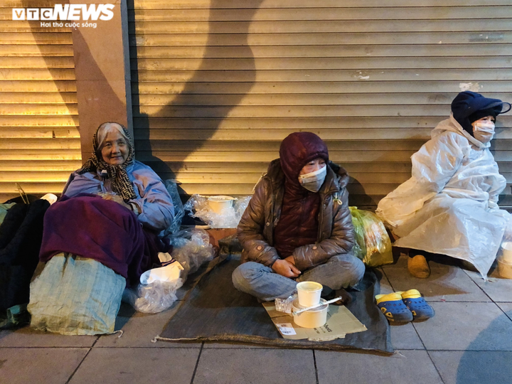 Những mảnh đời coi vỉa hè là nhà, co ro trong cái rét tê tái ở Hà Nội - 1