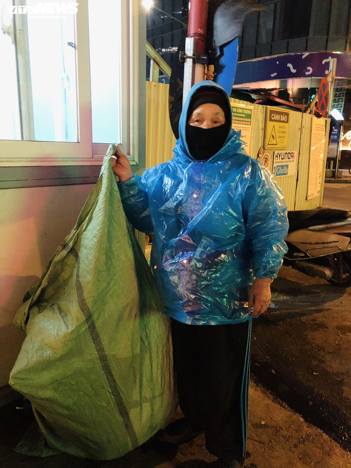 Những mảnh đời coi vỉa hè là nhà, co ro trong cái rét tê tái ở Hà Nội - 3