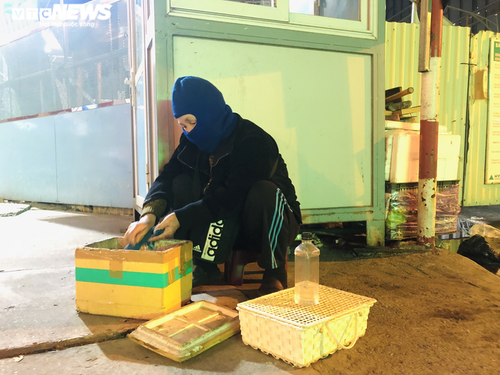 Những mảnh đời coi vỉa hè là nhà, co ro trong cái rét tê tái ở Hà Nội - 4