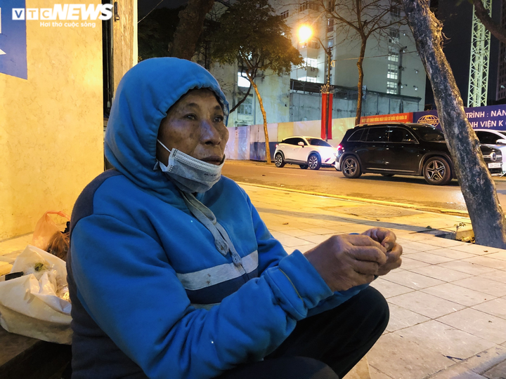 Những mảnh đời coi vỉa hè là nhà, co ro trong cái rét tê tái ở Hà Nội - 2
