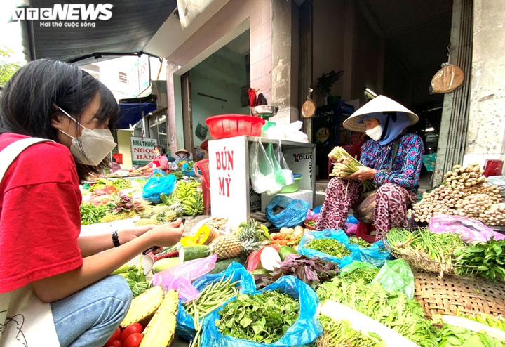 Hàng 'hot' nhất mùa dịch: Lá xông đắt như tôm tươi, giá tăng từng ngày - 3