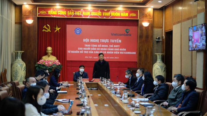 BHXH Việt Nam phối hợp Vietcombank trao tặng hơn 12 nghìn sổ BHXH, thẻ BHYT - 2
