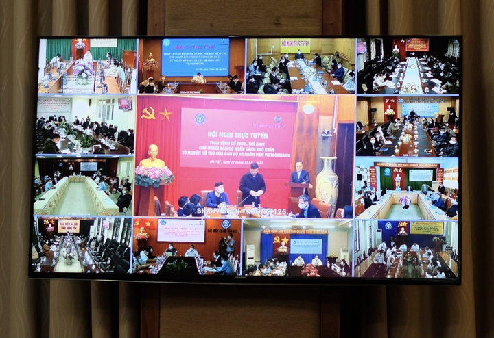 BHXH Việt Nam phối hợp Vietcombank trao tặng hơn 12 nghìn sổ BHXH, thẻ BHYT - 1