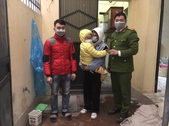 Nam thanh niên cùng công an cứu cháu bé kẹt trong đám cháy - 2