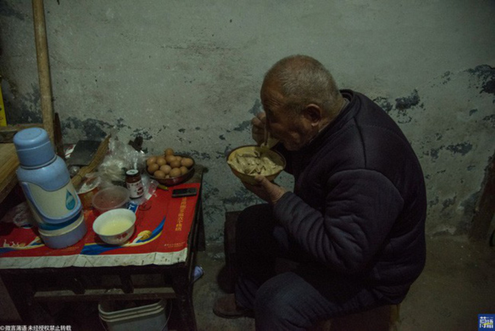 Quầy bánh 0 đồng mở bán suốt 3 năm, lộ bí mật xót xa khi chủ quán qua đời - 3