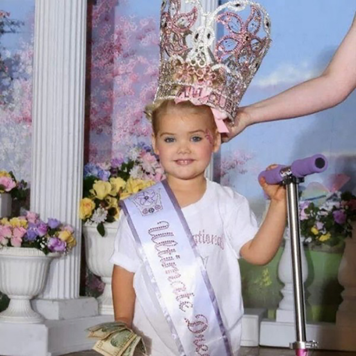 2 Hoa hậu nhí chịu cảnh 'chín ép': Bị mẹ ép tiêm botox, trang điểm già dặn - 2