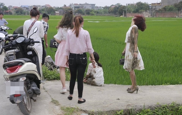 Cạn lời trước những pha lao xe xuống ruộng của 'người chơi hệ tắm bùn' - 8