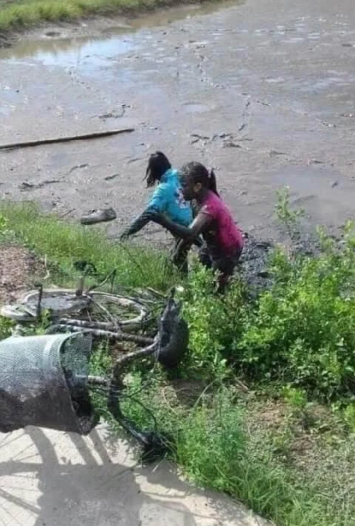 Cạn lời trước những pha lao xe xuống ruộng của 'người chơi hệ tắm bùn' - 6