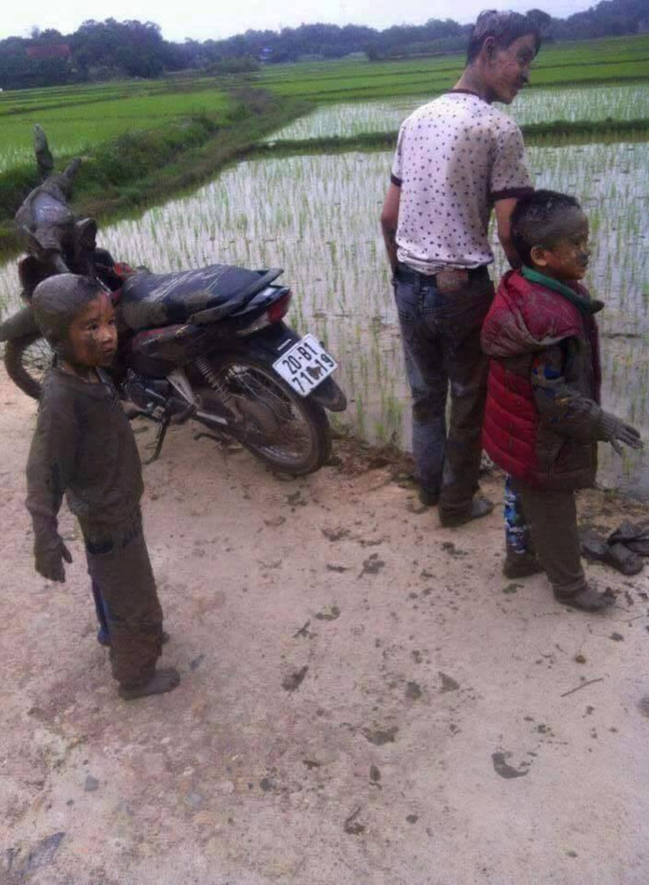 Cạn lời trước những pha lao xe xuống ruộng của 'người chơi hệ tắm bùn' - 12