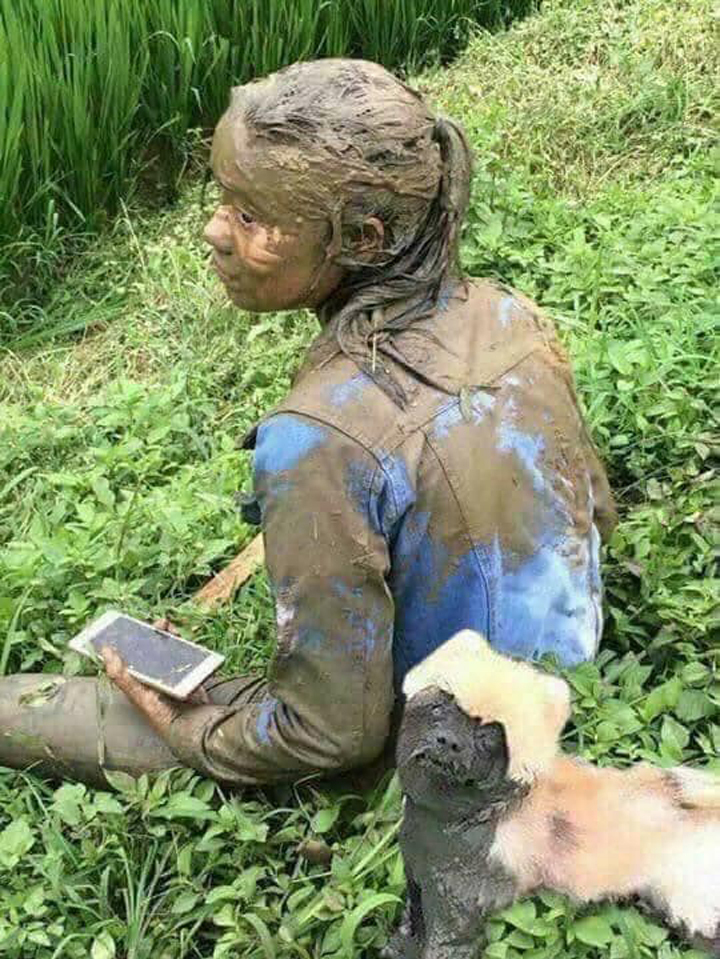 Cạn lời trước những pha lao xe xuống ruộng của 'người chơi hệ tắm bùn' - 11