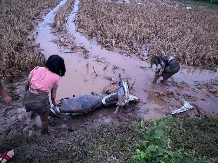 Cạn lời trước những pha lao xe xuống ruộng của 'người chơi hệ tắm bùn' - 1
