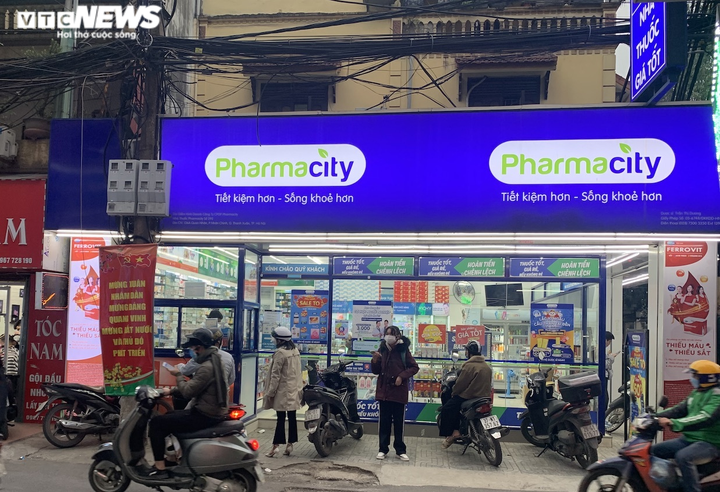 Nước muối sinh lý 'cháy hàng', mỗi khách chỉ được mua 5 chai - 2