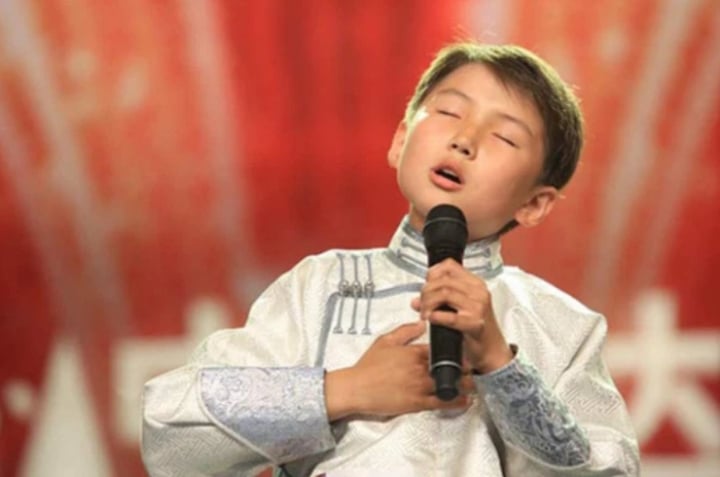 Cậu bé Mông Cổ hát về mẹ khiến triệu người bật khóc lột xác không ngờ sau 11 năm - 1