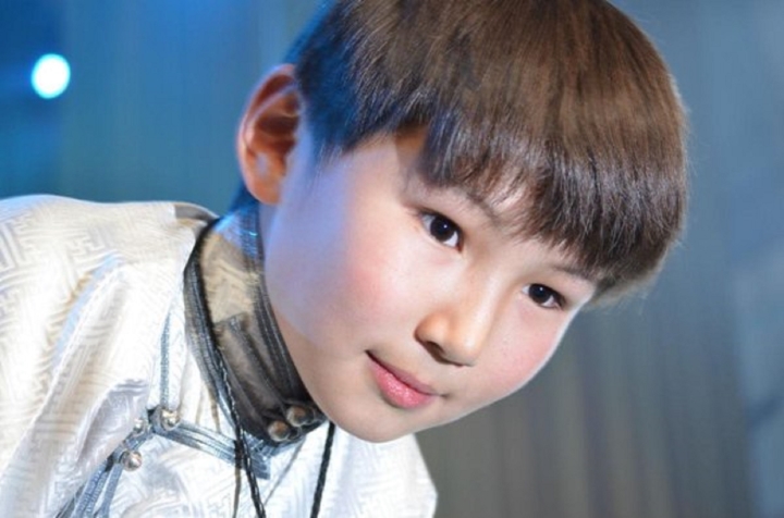 Cậu bé Mông Cổ hát về mẹ khiến triệu người bật khóc lột xác không ngờ sau 11 năm - 2