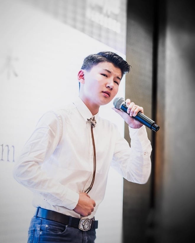Cậu bé Mông Cổ hát về mẹ khiến triệu người bật khóc lột xác không ngờ sau 11 năm - 7