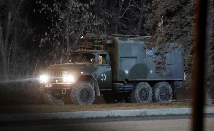 Trực tiếp: Lính dù Nga kiểm soát sân bay gần thủ đô Kiev - 13