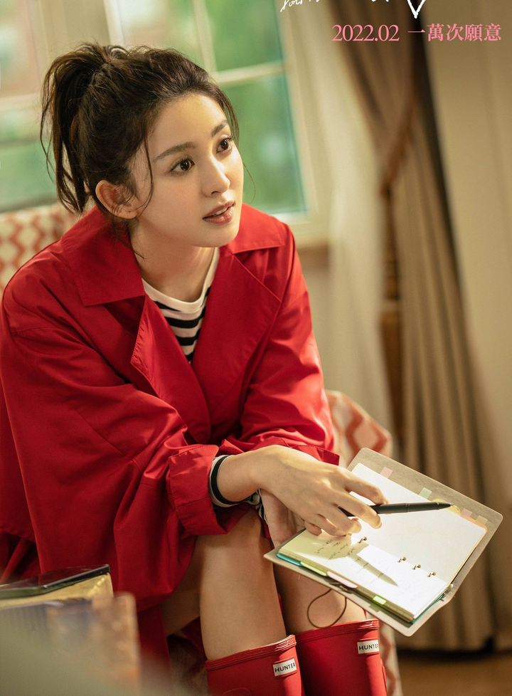 Cổ Lực Na Trát loay hoay ảnh 3 Cổ Lực Na Trát lại bị chê là 'bình hoa di động', 'hố đen diễn xuất' - 3