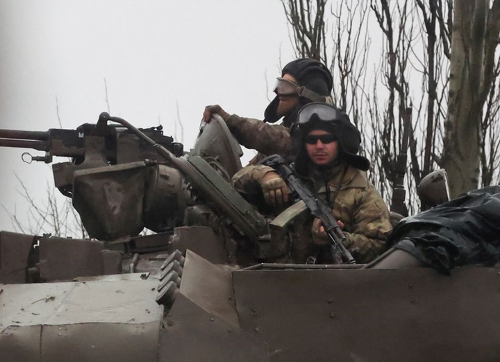 Trực tiếp: Lính dù Nga kiểm soát sân bay gần thủ đô Kiev - 10