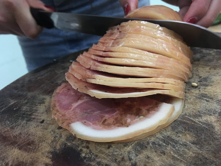 Giò chả không còn xa lạ, nhưng bạn đã thử ăn món giò me trứ danh ở Nghệ An chưa? - 4