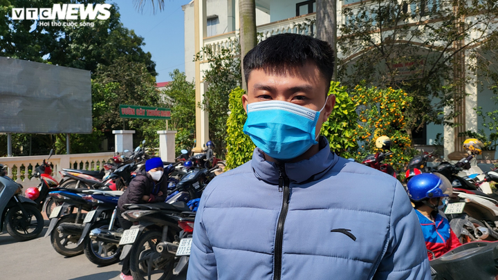 Ảnh: Công nhân ở Bắc Giang chen chúc xin giấy xác nhận nhiễm COVID-19 - 6