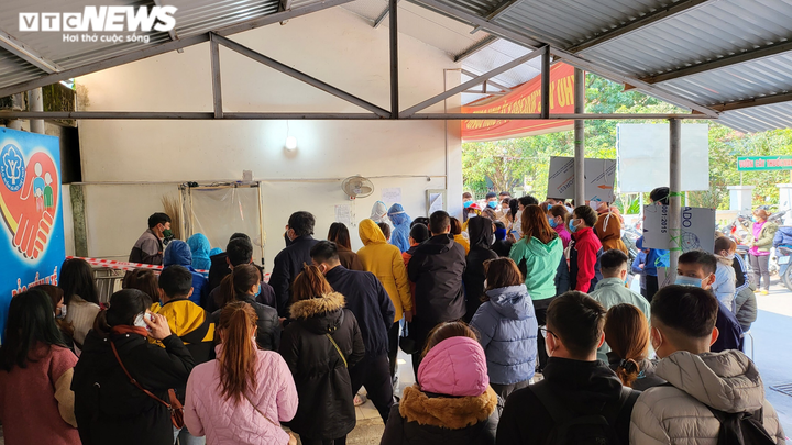 Ảnh: Công nhân ở Bắc Giang chen chúc xin giấy xác nhận nhiễm COVID-19 - 4