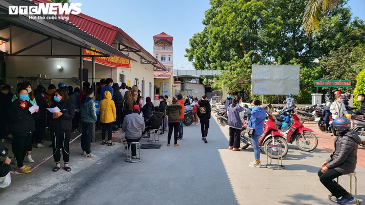 Ảnh: Công nhân ở Bắc Giang chen chúc xin giấy xác nhận nhiễm COVID-19 - 2