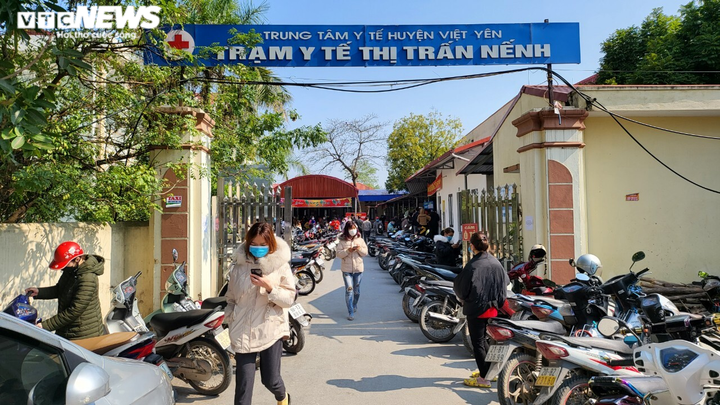 Ảnh: Công nhân ở Bắc Giang chen chúc xin giấy xác nhận nhiễm COVID-19 - 1